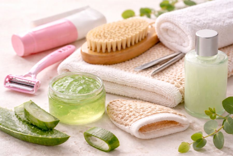 Produits et accessoires d’épilation maison avec gel apaisant, rasoir et brosse exfoliante pour prévenir les poils incarnés après épilation.