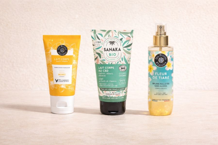 Routine corps minimaliste avec brume pailletée Fleur de Tiaré, lait corps au CBD et lait corps Monoï pour hydrater et parfumer la peau.