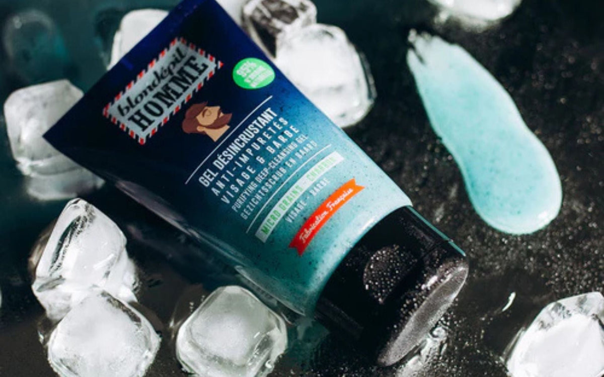 Gel nettoyant visage et barbe pour homme, présenté avec une texture fraîche, illustrant une routine de soins masculine adaptée à la peau et à la barbe